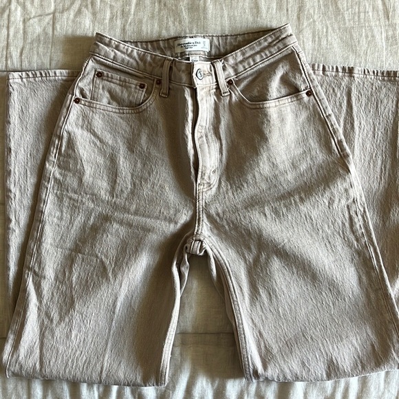 Abercrombie and Fitch Curve Love High Rise 90s Relaxed Jean - Picture 1 of 3